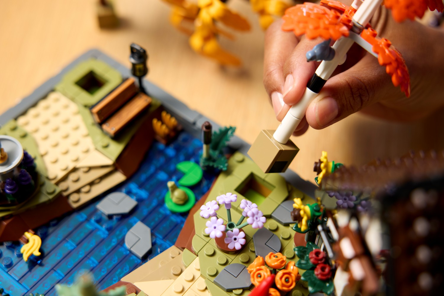 LEGO 11372 Icons Autumn Cottage Garden Model Building Kit Customizable ...