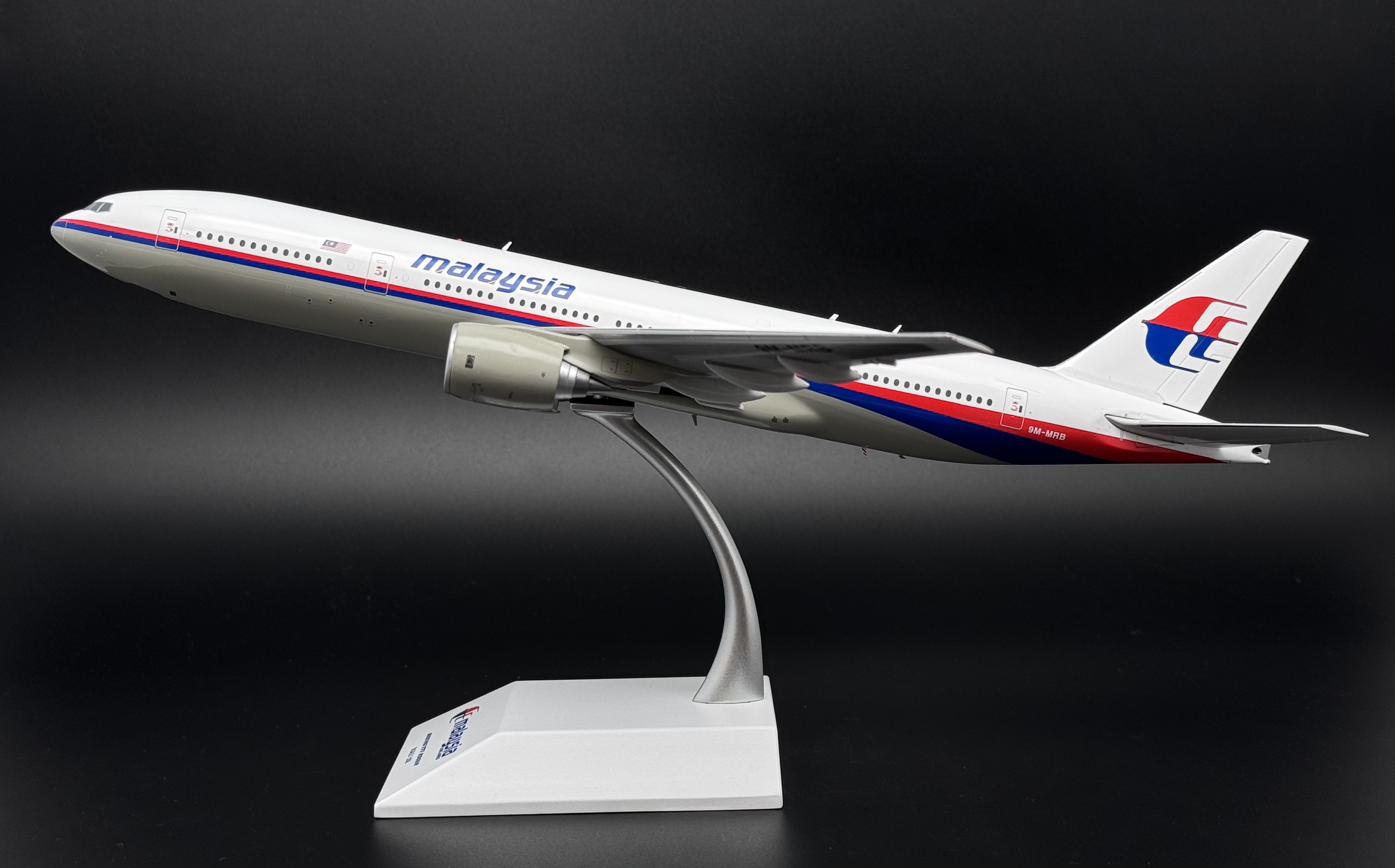 JCWings 1:200 KJ-B772-158 B777-200ER 9M-MRB | MachBirdz - Cruise